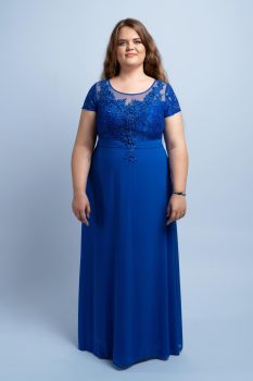 Brigitte rövid ujjas muszlin molett alkalmi ruha csipke díszítéssel, királykék