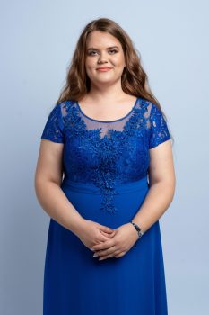 Brigitte rövid ujjas muszlin molett alkalmi ruha csipke díszítéssel, királykék