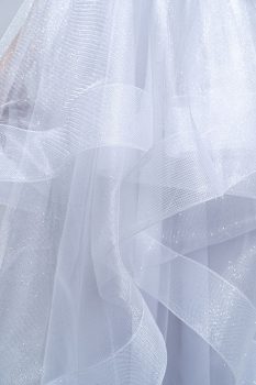 Vízfodros, lágyan csillámló fátyoltüllös infinity menyasszonyi ruha