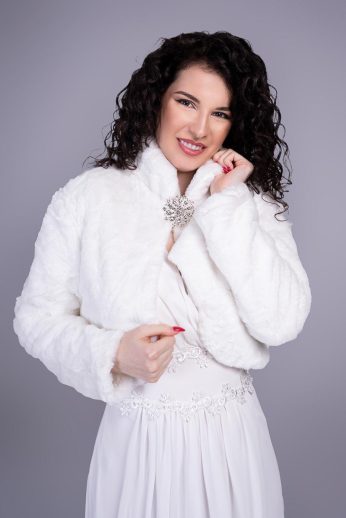 Szőrme boleró brossal, fehér