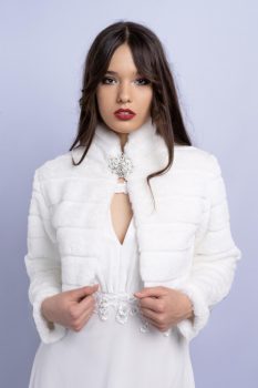 Bordázott szőrme boleró brossal, fehér 