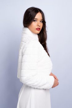 Bordázott szőrme boleró brossal, fehér 