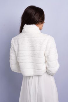 Bordázott szőrme boleró brossal, fehér 