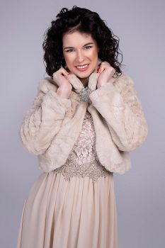 Szőrme boleró brossal, bézs