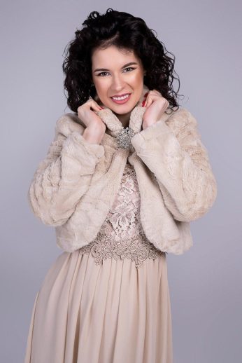 Szőrme boleró brossal, bézs