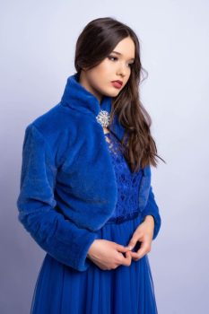 Szőrme boleró brossal, királykék