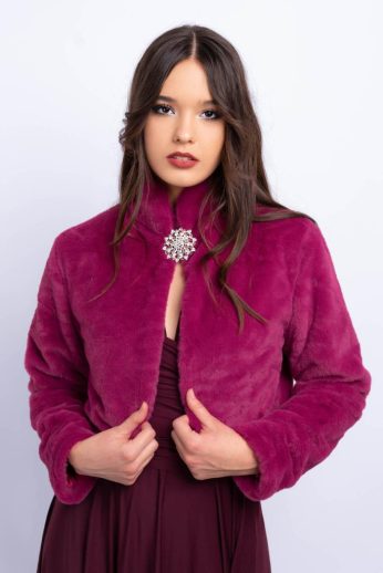 Szőrme boleró brossal, bíbor