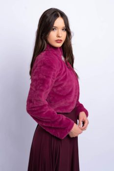 Szőrme boleró brossal, bíbor
