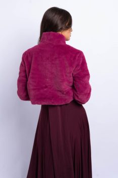 Szőrme boleró brossal, bíbor