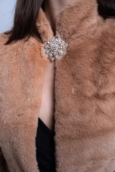 Szőrme boleró brossal, barna