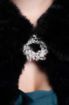 Galléros szőrme boleró brossal, fekete 