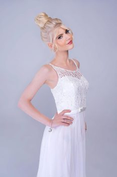 Odett szaténszalagos, tüllös menyasszonyi ruha, fehér