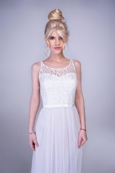 Odett szaténszalagos, tüllös menyasszonyi ruha, fehér