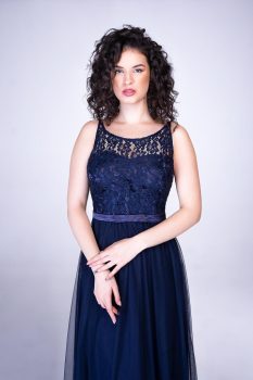 Odett szaténszalagos, tüllös maxiruha, sötétkék