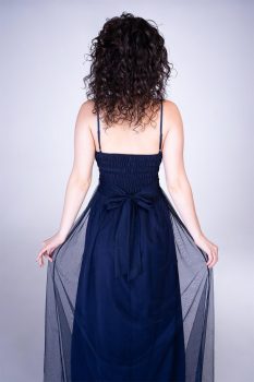 Odett szaténszalagos, tüllös maxiruha, sötétkék