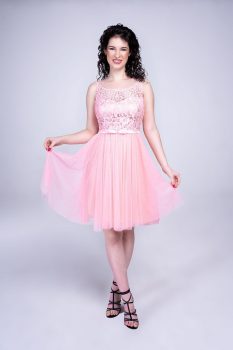 Odett szaténszalagos, tüllös koktélruha, púder