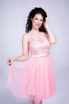 Odett szaténszalagos, tüllös koktélruha, púder