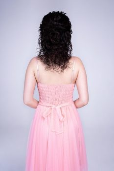 Odett szaténszalagos, tüllös koktélruha, púder