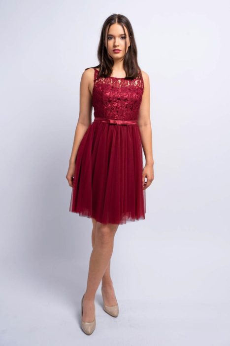 Odett szaténszalagos, tüllös koktélruha, bordó