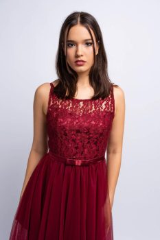 Odett szaténszalagos, tüllös koktélruha, bordó