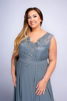 Lidia, csipkerátétes, gyöngyös, dekoltált, plus-size, muszlin, maxiruha, acélkék