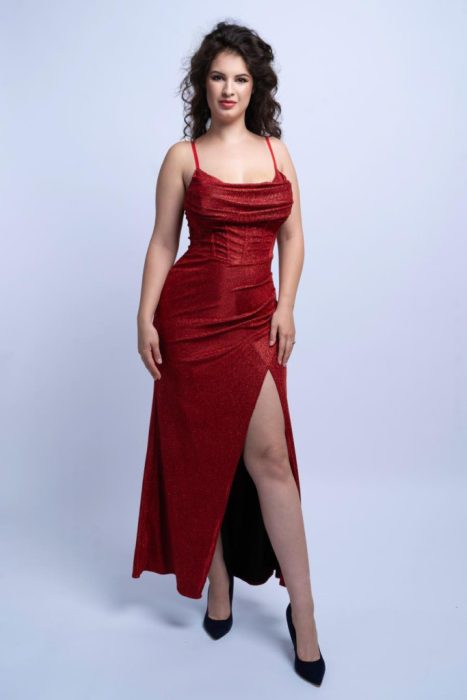 Marilyn csillogó fűzős hatású felsliccelt lurexes maxiruha, piros 