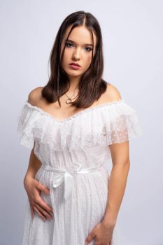 Annabelle tüllös pöttyös fodros vállú midi menyasszonyi ruha, fehér