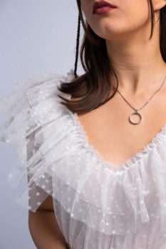 Annabelle tüllös pöttyös fodros vállú midi menyasszonyi ruha, fehér