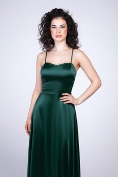 Stella A-vonalú fűzős hátú szatén alkalmi maxi ruha, fenyőzöld