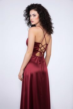 Stella A-vonalú fűzős hátú szatén alkalmi maxi ruha, bordó