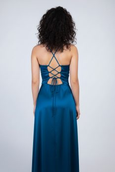Stella A-vonalú fűzős hátú szatén alkalmi maxi ruha, petrolkék